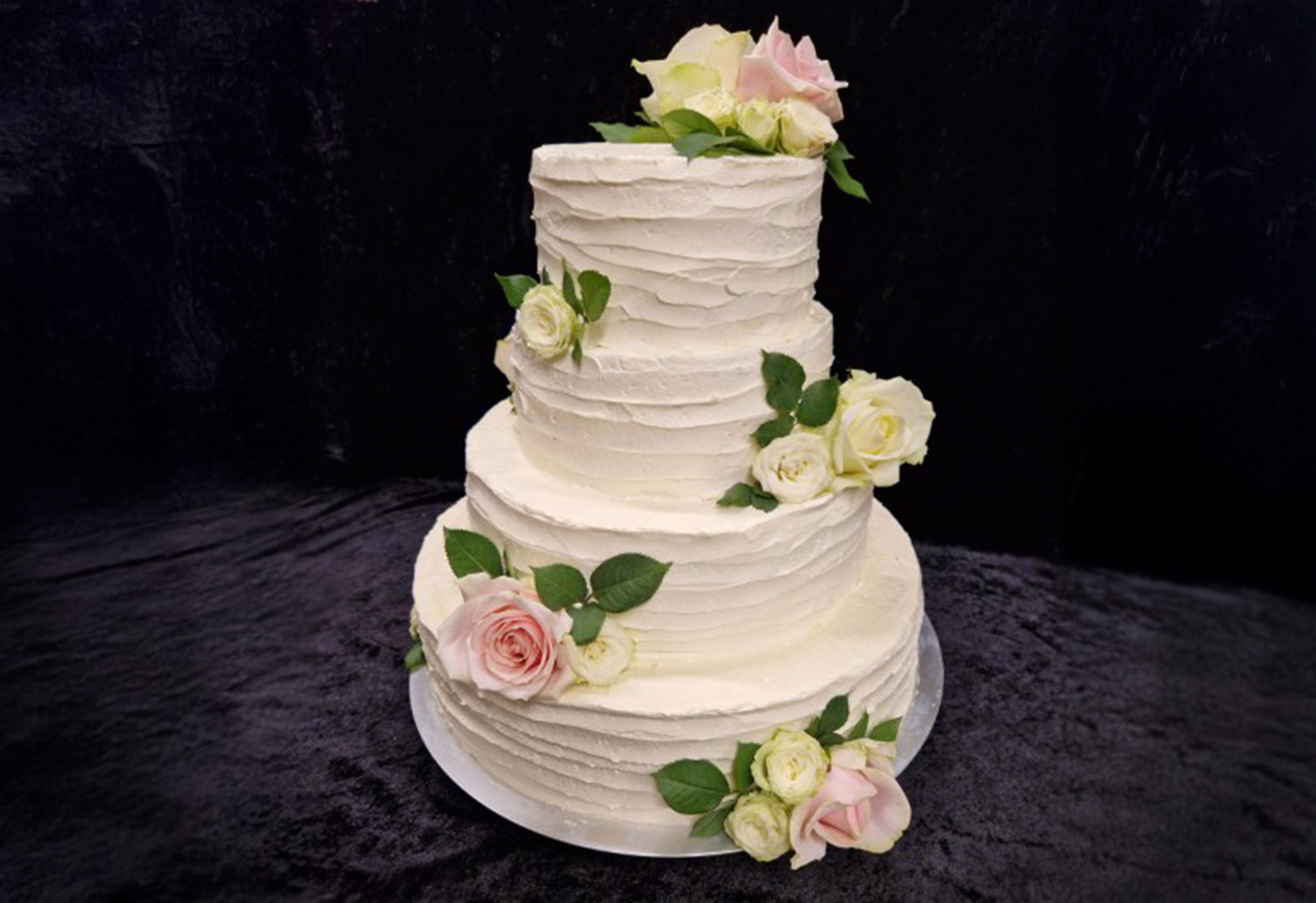 Romantisk bryllupskage med smørcreme og sukkerblomster, personligt design – perfekt til brudeparrets store dag.