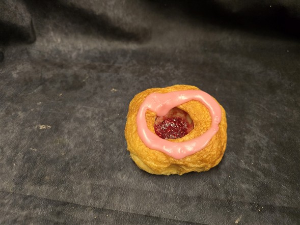 Fastelavnsbolle med hindbærmarmelade